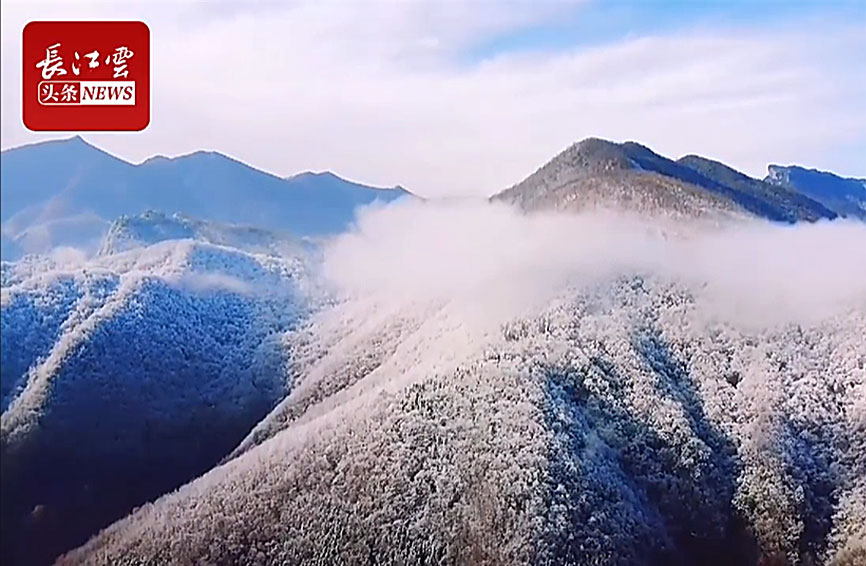 半山皑皑半山红！雪后的十堰十八里长峡美如画卷