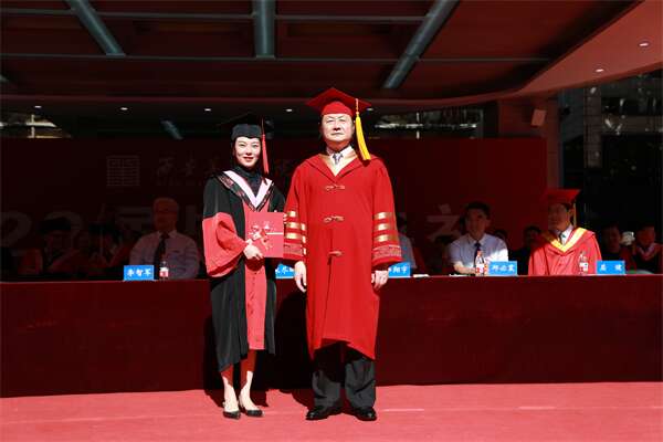 07朱尽晖为获得艺术学博士学位毕业生颁发证书.JPG
