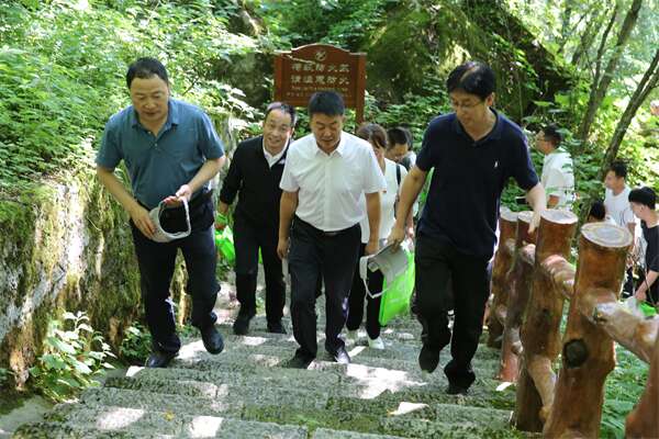 徒步拓展拉练掠影照片之二（右一为孙市长）.jpg