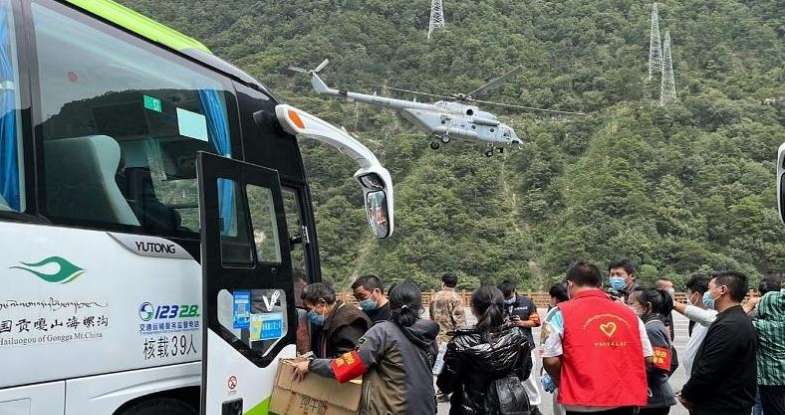 直升机配合大巴疏散受困群众