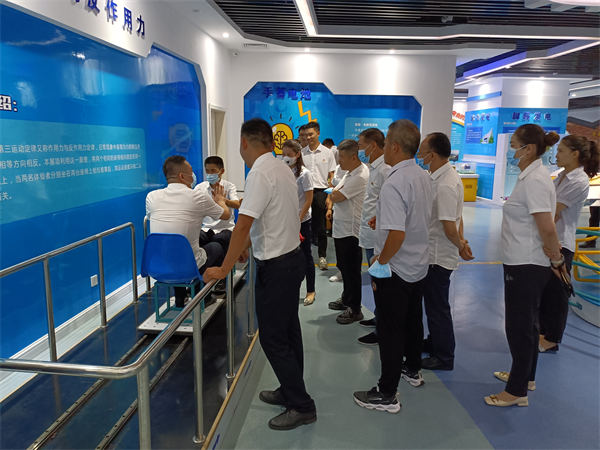 市直部门党员干部在市科技馆参观体验.jpg