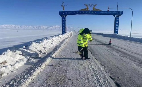 新疆青河公安交警对部分重点路段撒盐除冰 消除道路交通安全隐患