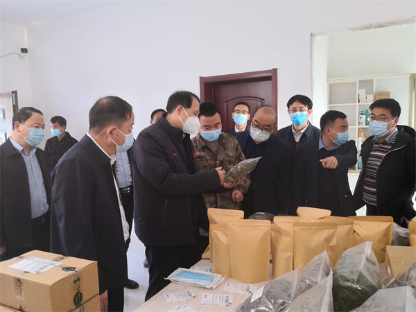 中国邮政集团有限公司副总经理王俭在上河村农产品销售直播间调研之二.jpg