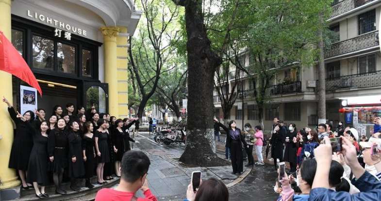 广州沙面：悠扬女声“唤醒”老建筑