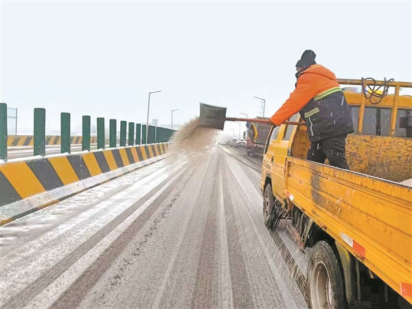 晋中公路分局第一时间除冰雪 全力以赴保畅通