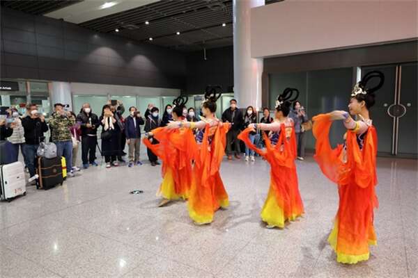 陕西热情迎接“乙类乙管”常态化防控后首个入境旅游团