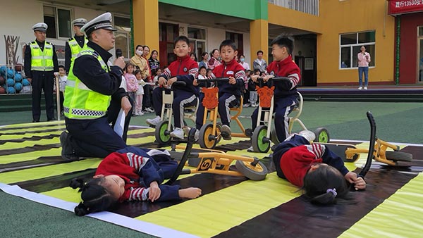 榆林府谷公安交警：“模拟交通”进校园 安全知识记心间