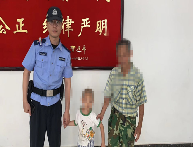 小男孩独自游玩迷路，仲恺警员化身“奶爸”平安护送回家