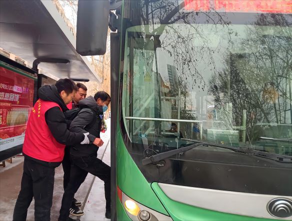 从站台到车厢 郑州公交志愿者守护乘客安全出行“两米距离”