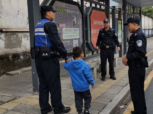 小孩负气离家出走，大亚湾特巡队员暖心劝导助其回家