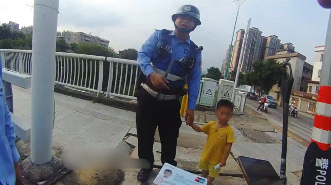 　广东博罗：三岁萌娃独自出门迷路，警民接力送娃回家