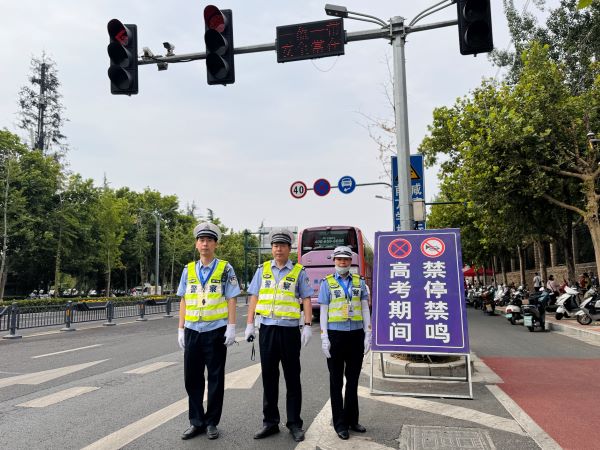 护航高考 郑州交警在行动