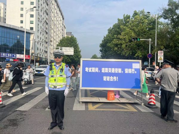 中招考试第一天 郑州交警帮助23名考生顺利考试