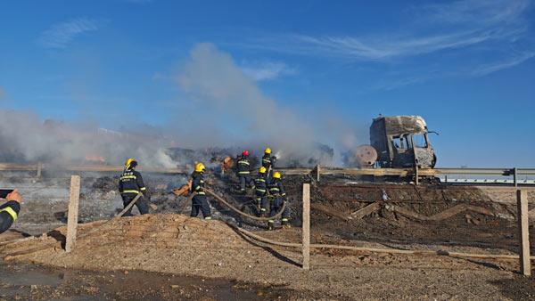 货车高速公路爆胎自燃 交警消防联动处置火情