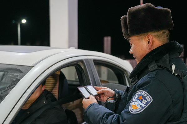 “想你的风”吹暖返程路|康苏边境检查站民警寒夜
