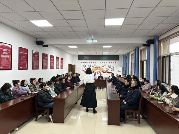 山西省大同市平城区：宣讲妇女权益 鲜花礼送温暖