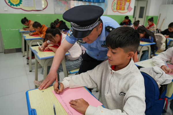 新疆克州：边疆暖情润童心警校联动共迎母亲节