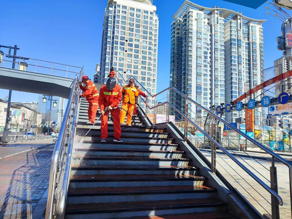 山西省大同市平城区：人机上阵 清洗道路提升城市“颜值”