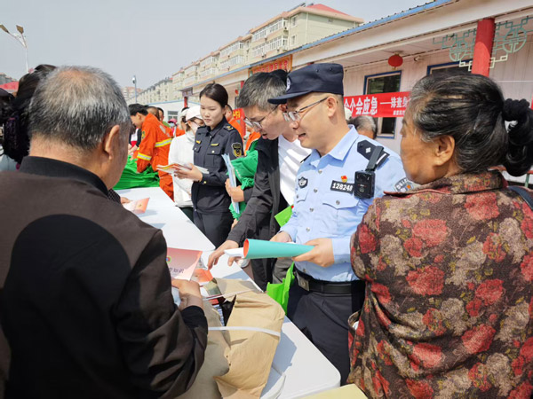 南戴河海防派出所联合多部门开展全国防灾减灾日主题宣传活动
