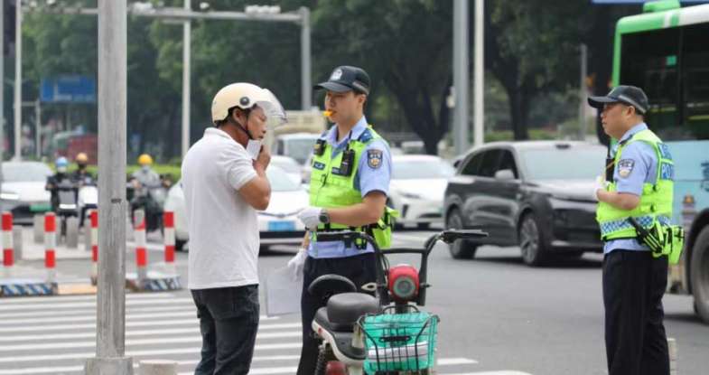 助力安全行!惠州公安交警部门开展送头盔“敬告式执法”行动