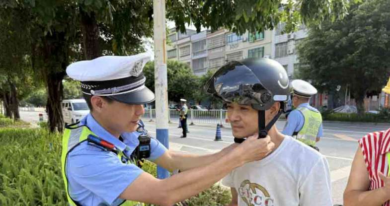 7月1日起实施!驾乘电动自行车不戴安全头盔将面临处罚