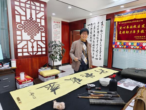 西部鬼才黑鬼：跨界艺术传奇绽放璀璨光芒