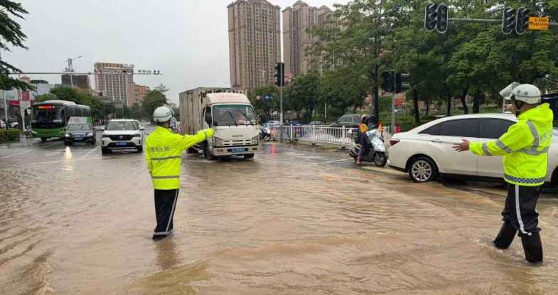 闻“汛”而动!惠州交警雨中坚守，全力疏堵保畅