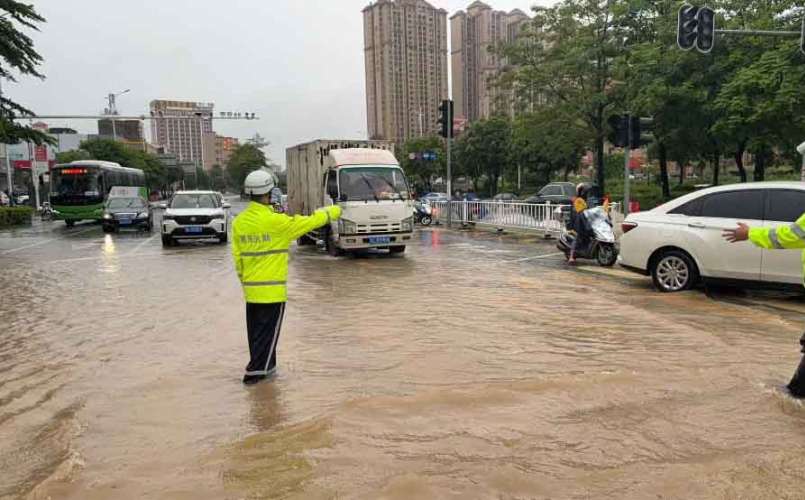 闻“汛”而动!惠州交警雨中坚守，全力疏堵保畅