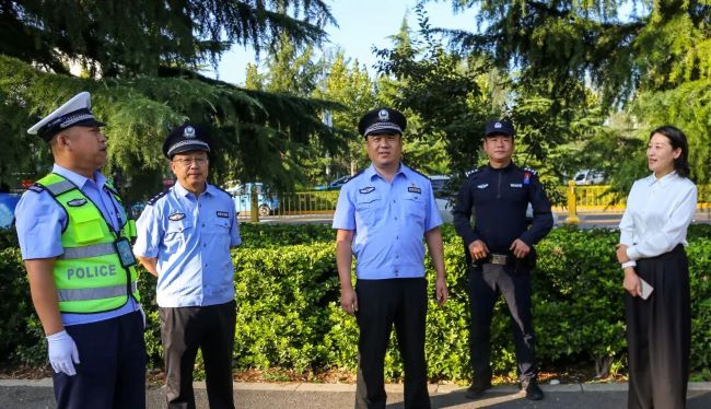 “护学岗”准时上线 新学期“警”然有序