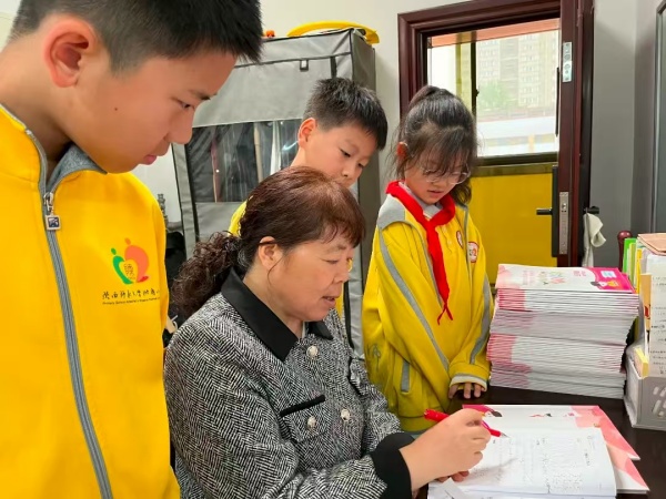 用心灌溉三十五载，收获爱与被爱——记陕西师范大学附属小学“红烛”教师张小格