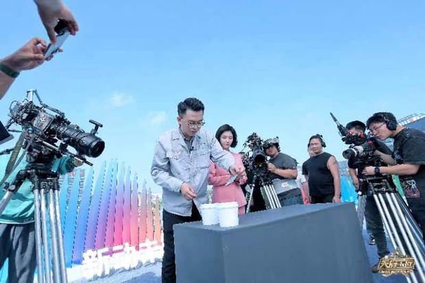 “点石成电”不是传说!《天府工匠》第四季挑战“发电玻璃”点亮微缩园区