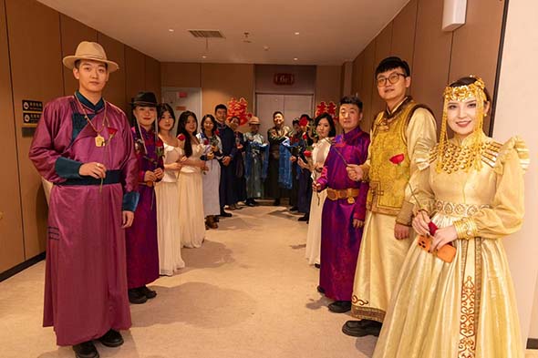 豫蒙跨民族婚礼：哈达映红绸 交融谱同心
