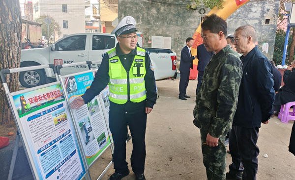 湖南新田：“122”全国交通安全日 头盔送暖护平安