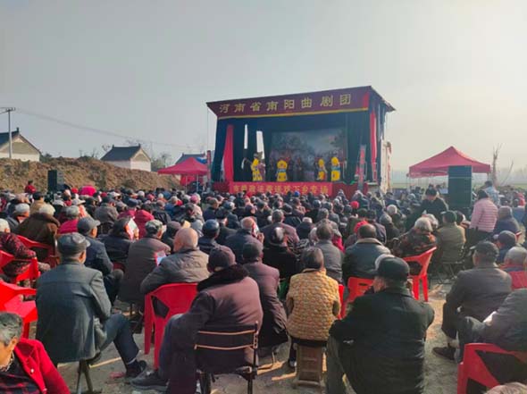 河南镇平：冬日梨园传暖意 法治惠民润民心