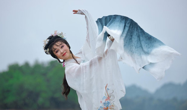 380年武宁采茶戏焕生机 《黛玉葬花》守正创新引共鸣