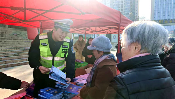 湖南新田交警：开展“110”警察节主题宣传活动