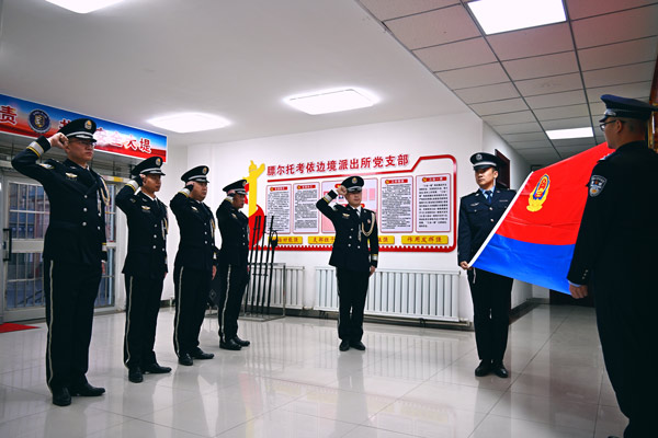 新疆克州：与警旗同框 向警旗致敬
