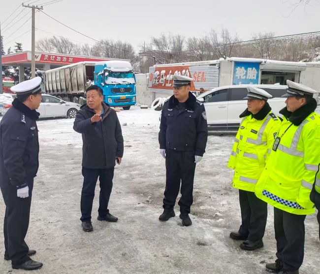 焦峰督导检查冰雪天气道路交通安全管理工作