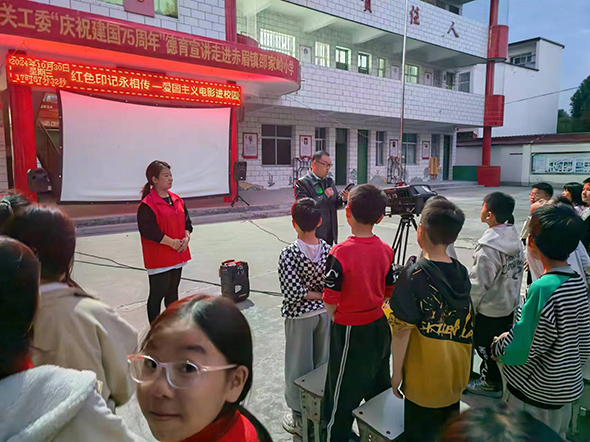 山花映乡野 光影暖十年