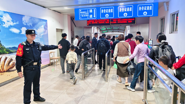 春运首日，海口铁路公安处海安南站派出所全力护航旅客平安出行