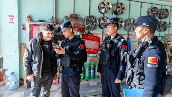 春节平安“加码”！口岸民警送上“安全礼包”