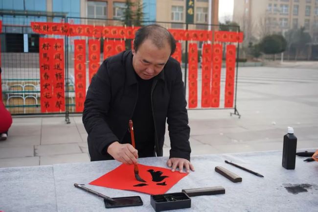 青春笔墨贺新岁 学子春联送家暖——山西夏县实验中学开展写春联送祝福活动
