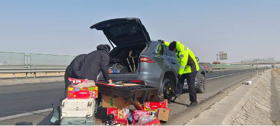 甘肃酒泉：轮胎突爆陷困境 交警援手暖归途