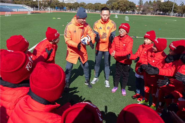 德国双心跨越山海守护，带领新疆冠军足球少年开启公益青训计划