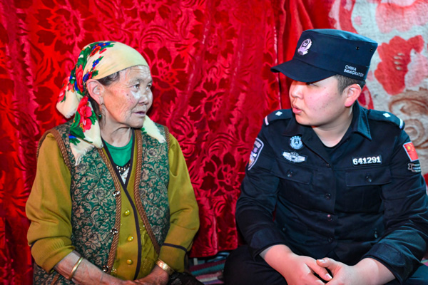 新疆克州:春节送温暖 关怀进家门