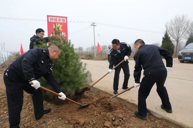 “公安蓝”守护“生态绿”——山西夏县公安局参加全县春季植树活动