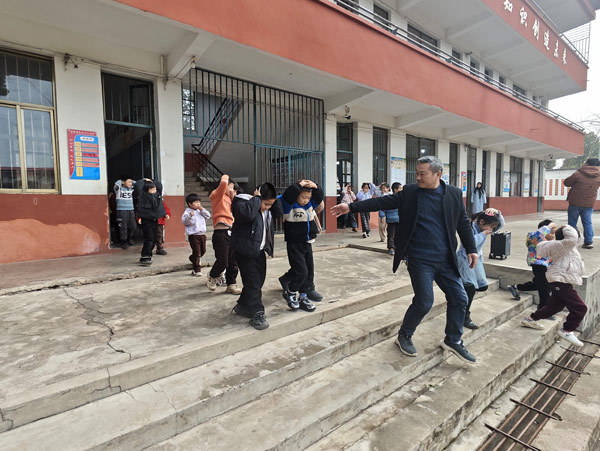 湖南新田毛里中心小学：“双防”演练 筑牢校园安全防线
