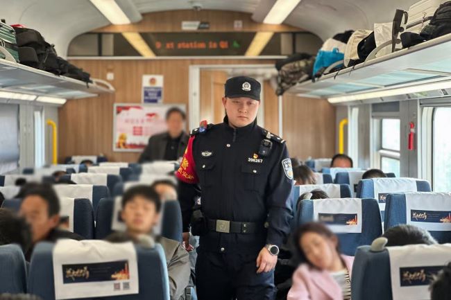 藏蓝守护伴旅途履职尽责显担当——延铁乘警扎实做好列车值乘工作