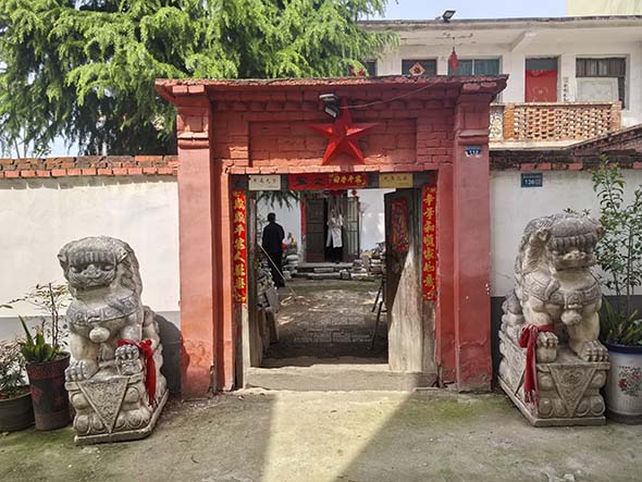 缅怀英烈祭忠魂 温情关怀暖人心