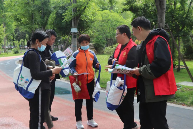 南阳市生态环境局宛城分局开展世界地球日宣传